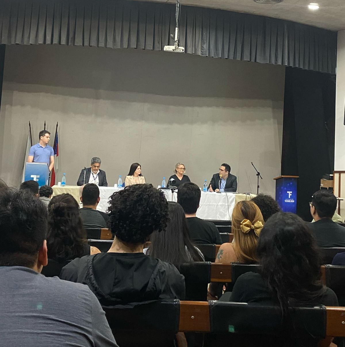 Coordenador do PPGEM proferindo discurso.
